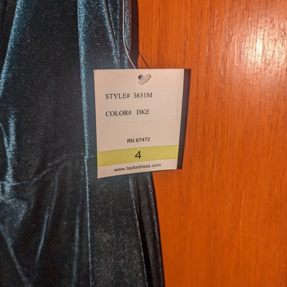 NWT Taylor Dark Emerald Green Velvet Dress Size 4 - Picture 5 of 7
